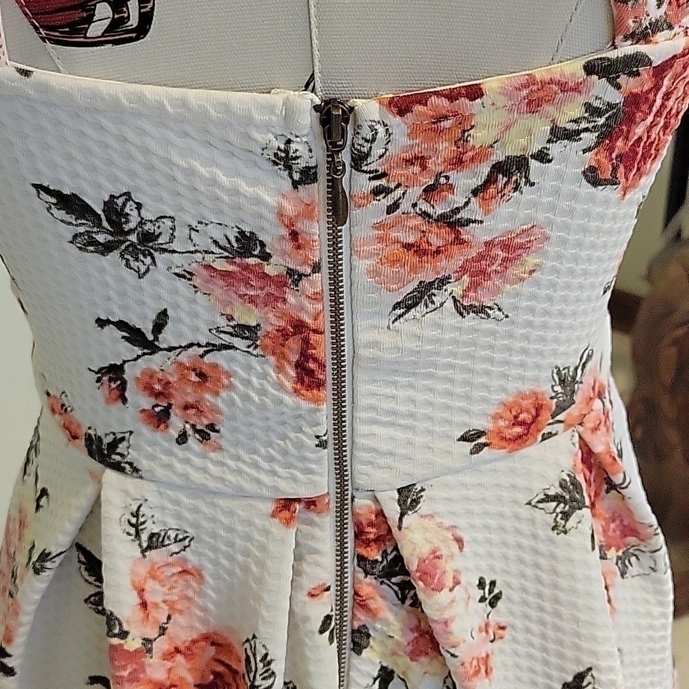 REWIND Floral Dress. Zips Up The Back With 2 Buttons. Size Small - Picture 7 of 8